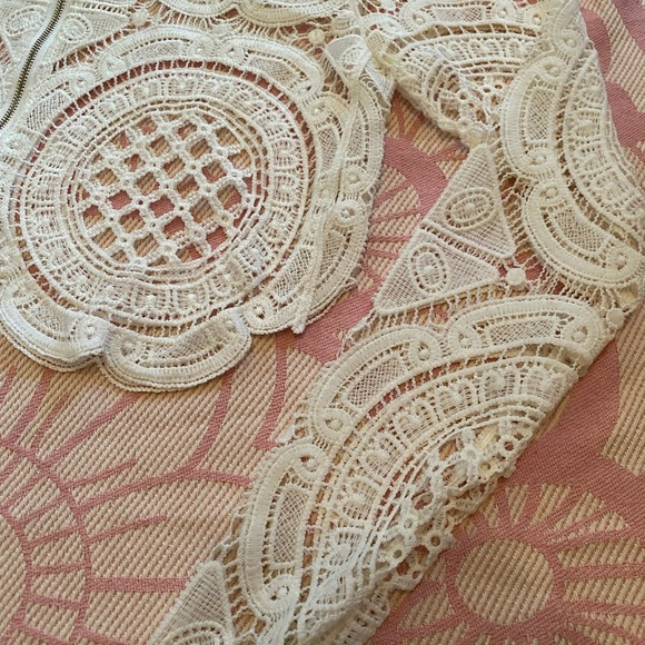 Vero Constame Lace zippered top - Picture 4 of 8